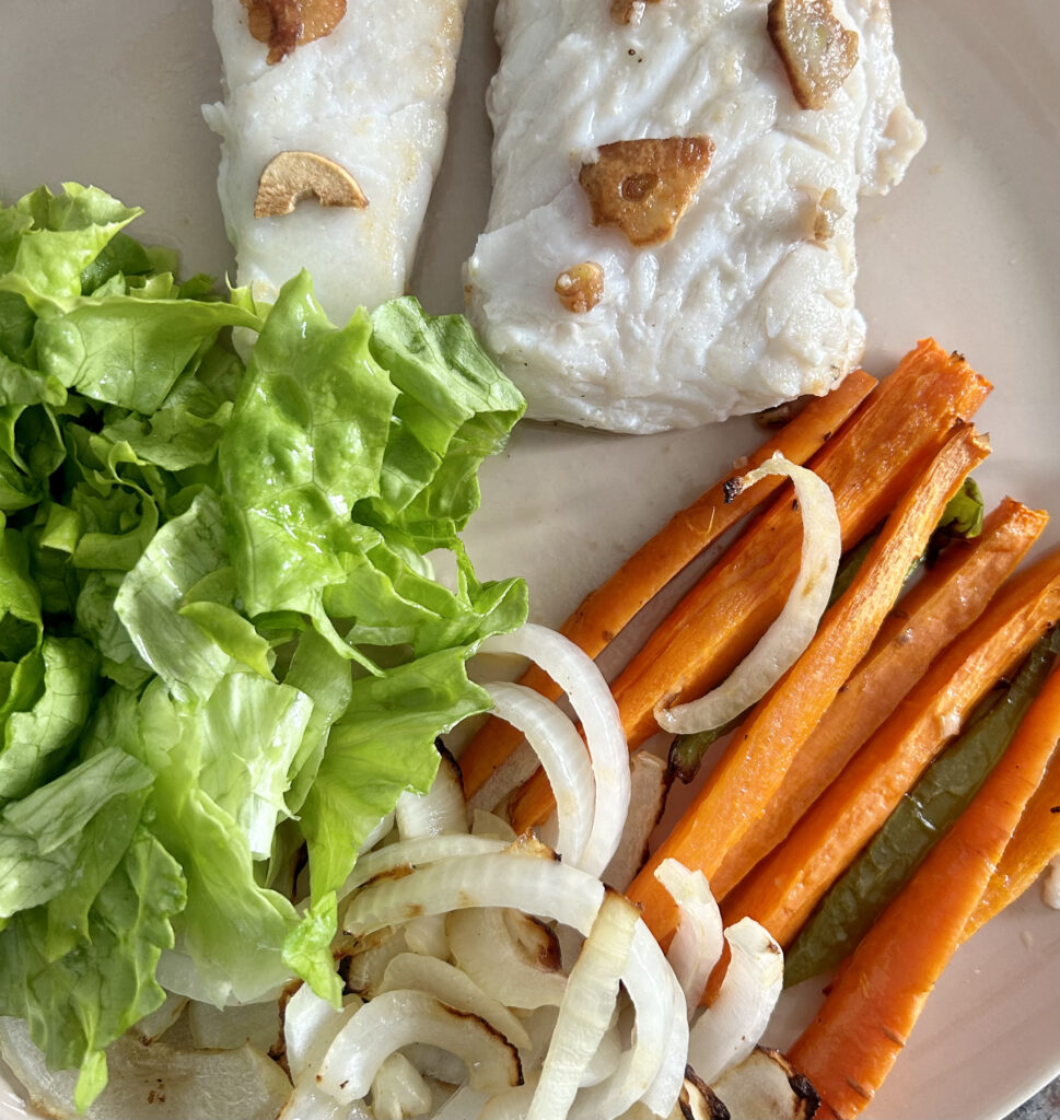 Merluza a la plancha con ensalada y boniato asado