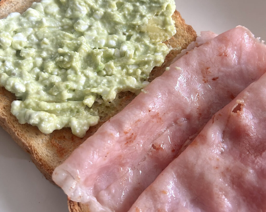 Tostada con queso cottage, aguacate y jamón