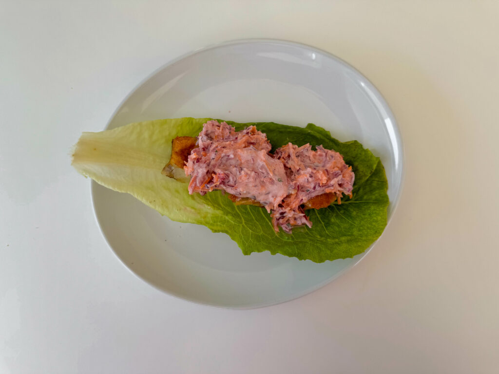 Tacos de pescado con hojas de lechuga