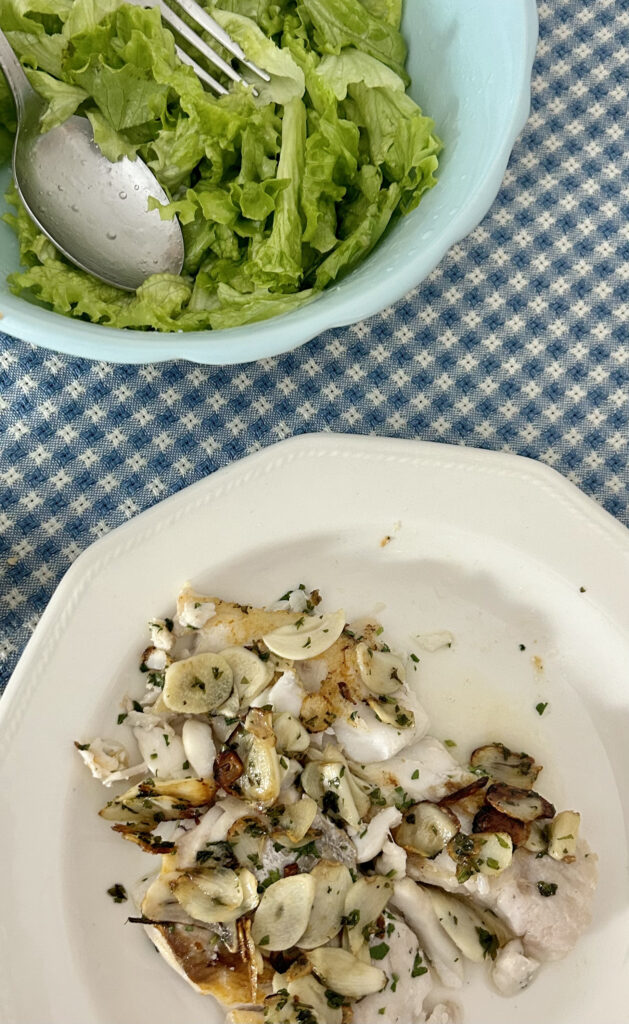 Ensalada de lechuga y cebolla con merluza a la plancha