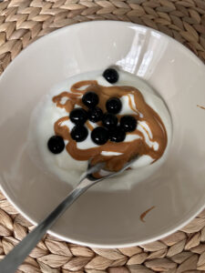 Yogur proteico con arándanos y crema de frutos secos