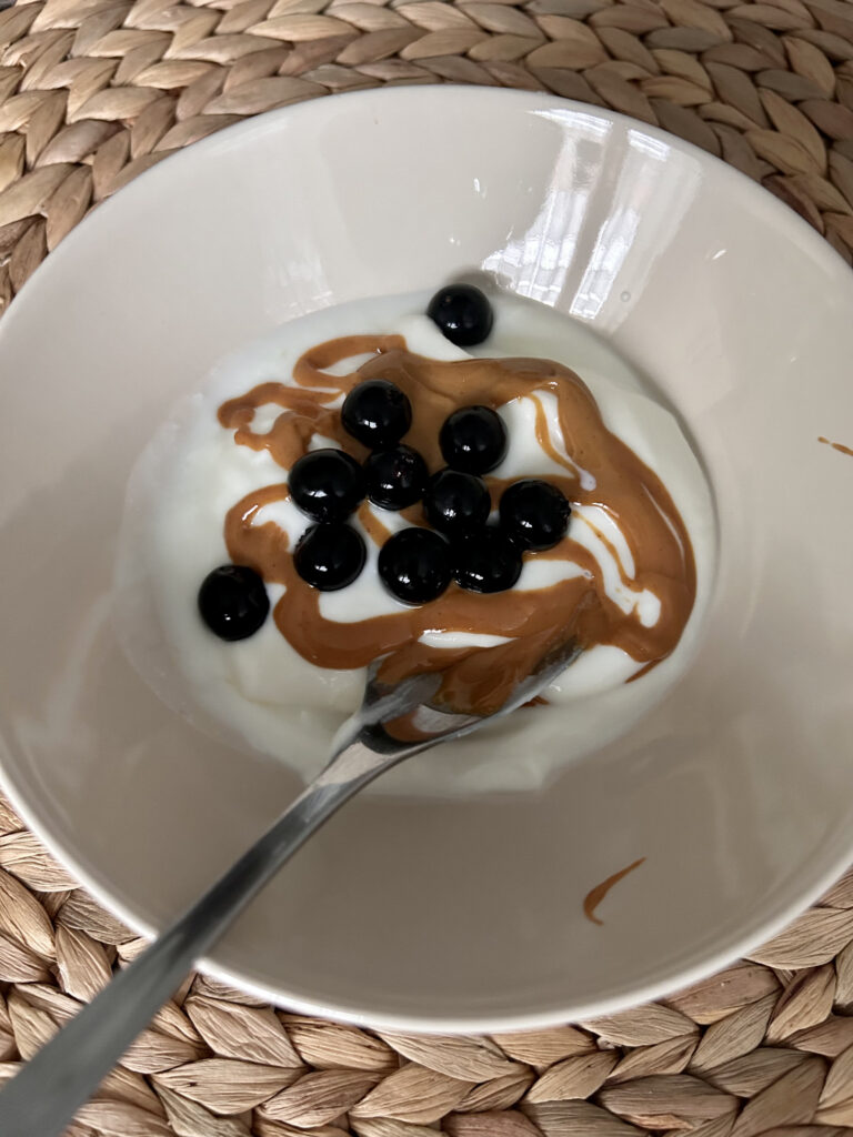 Yogur proteico con arándanos y crema de frutos secos