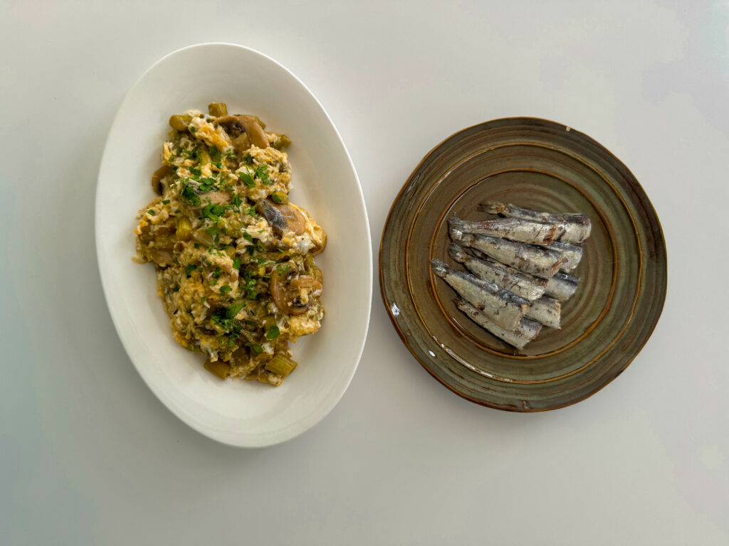 Revuelto de champiñones con espárragos y sardinas