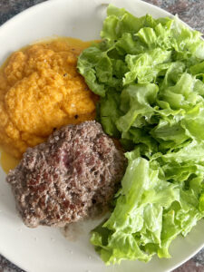 Hamburguesa de ternera con boniato y salsa de zanahoria