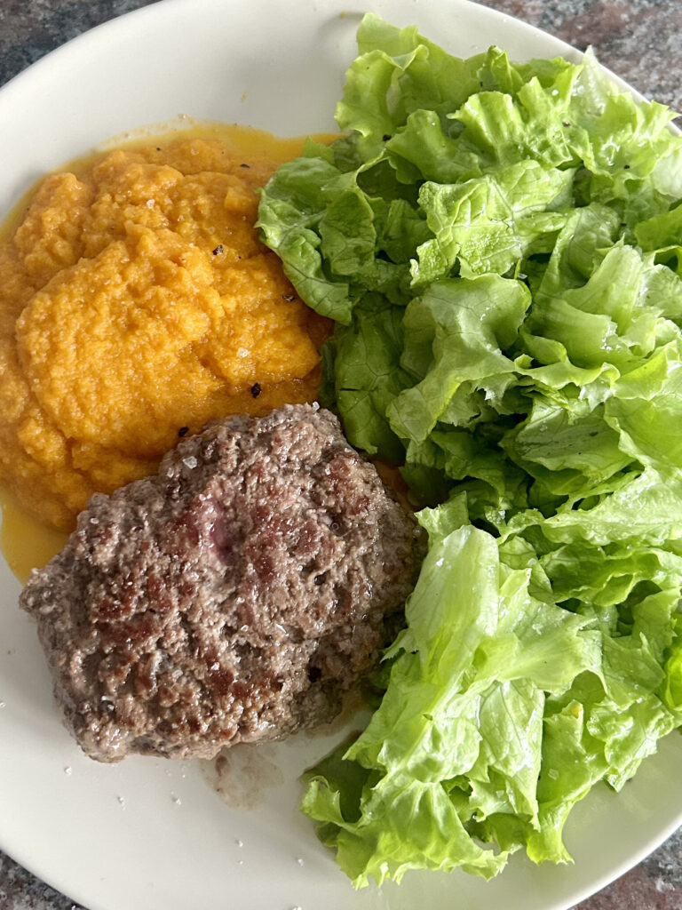 Hamburguesa de ternera con boniato y salsa de zanahoria