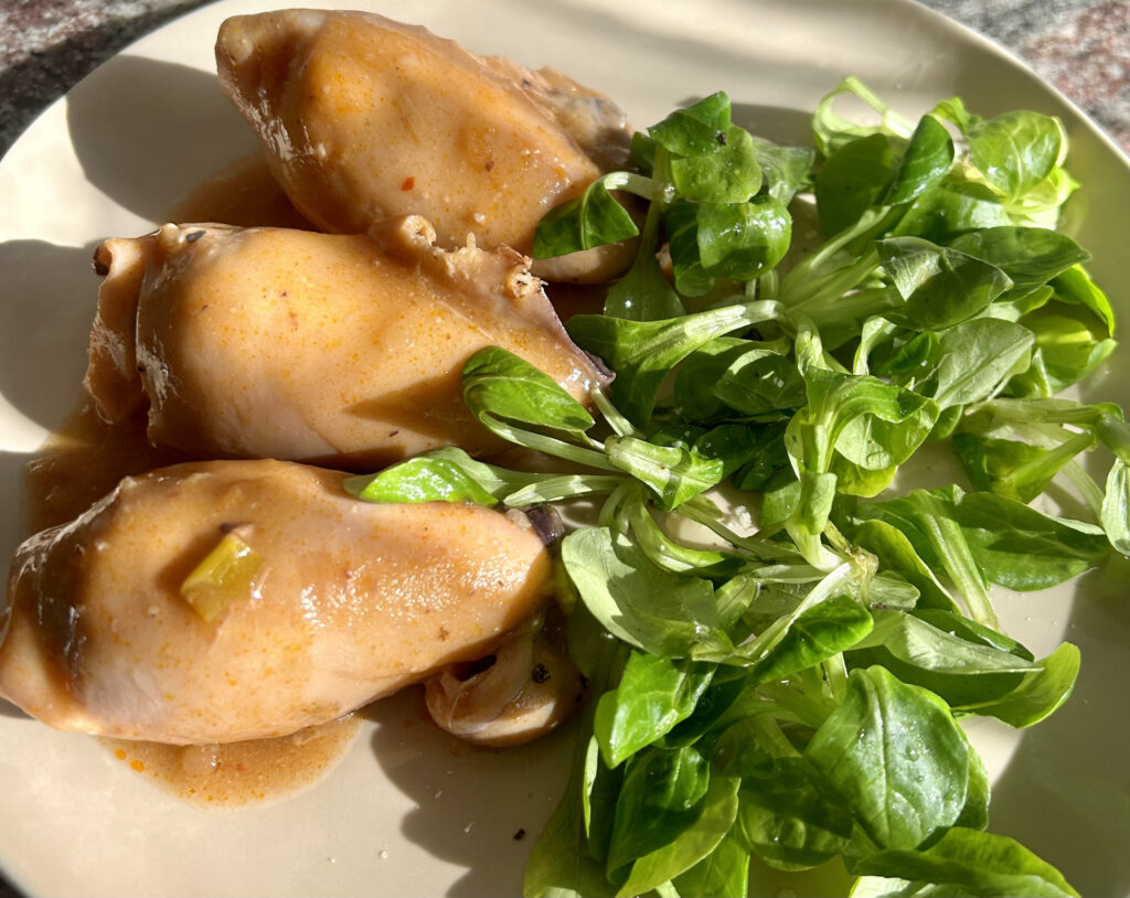 Chipirones rellenos con patatas y canónigos