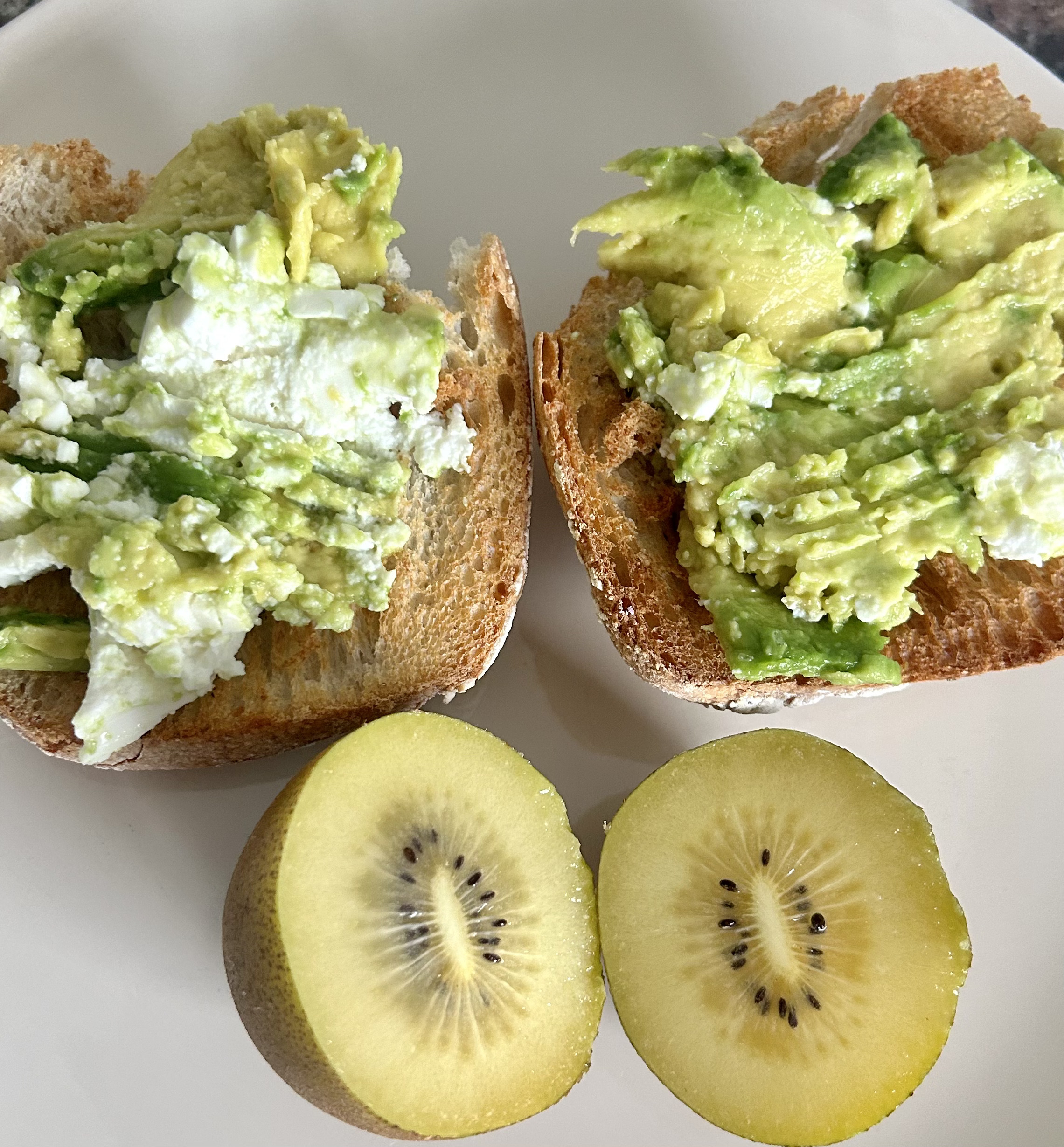 Tostada de aguacate, queso fresco y huevo