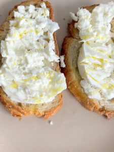 Tostada con queso cottage