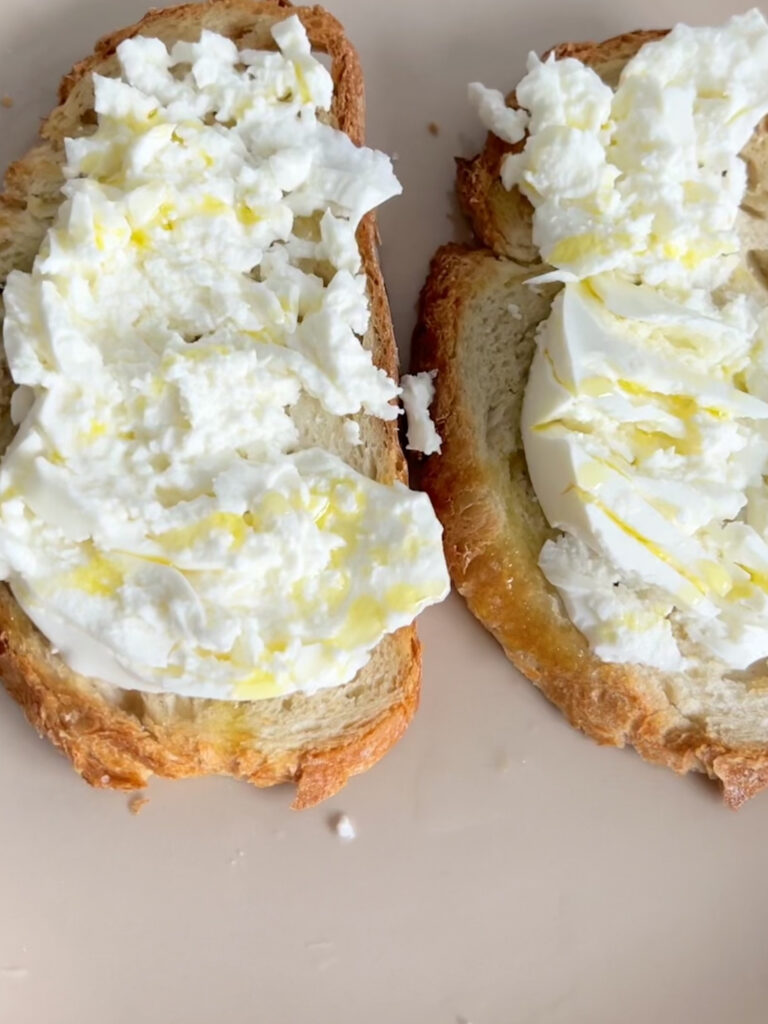 Tostada con queso cottage