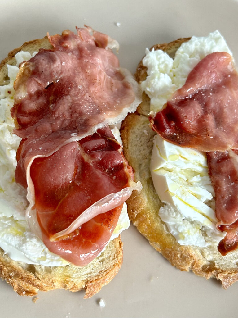 Tostada con queso cottage y jamón