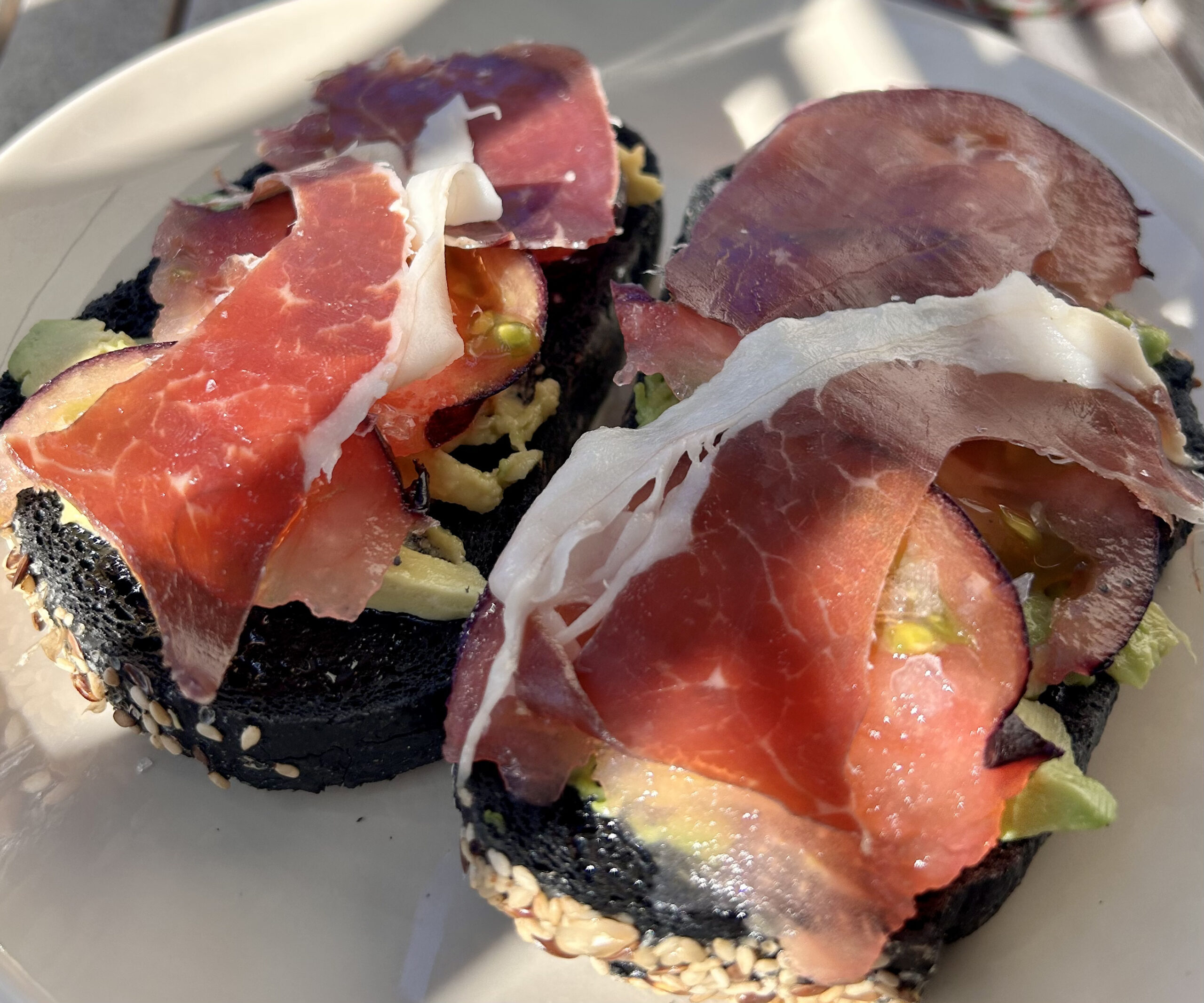 Tostada de aguacate, tomate y jamón serrano