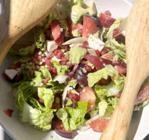 Ensalada de cogollo de lechuga, tomate, aguacate, queso fresco de cabra, cebolla y granada/ frambuesas