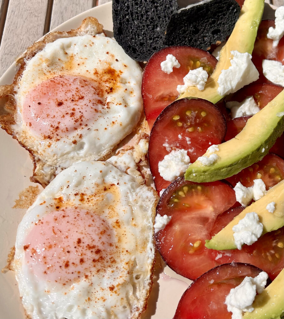 Huevos a la plancha con tomate, aguacate y queso fresco