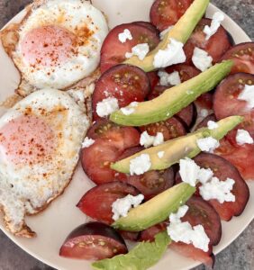Huevos a la plancha con ensalada de tomate y aguacate