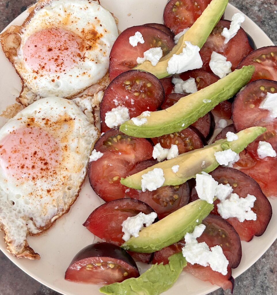 Huevos a la plancha con ensalada de tomate y aguacate
