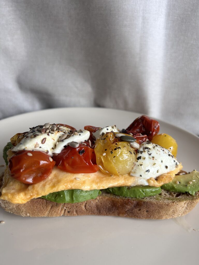 Tostada con aguacate, tortilla y tomates cherry
