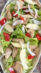 Ensalada de ventresca pimiento rojo, manzana lechuga y cebolla