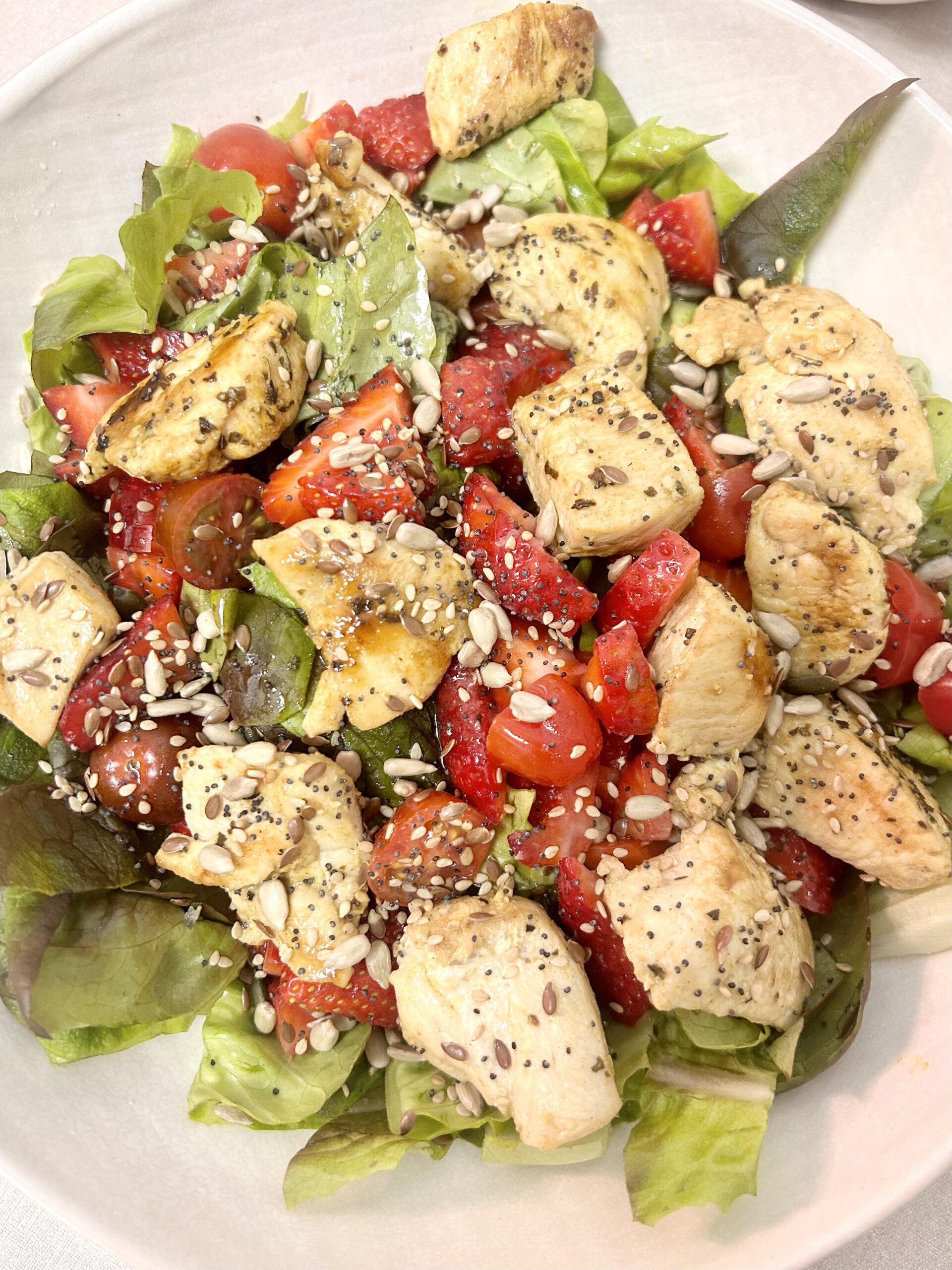 Ensalada de fresas, tomates cherry, lechuga y pollo