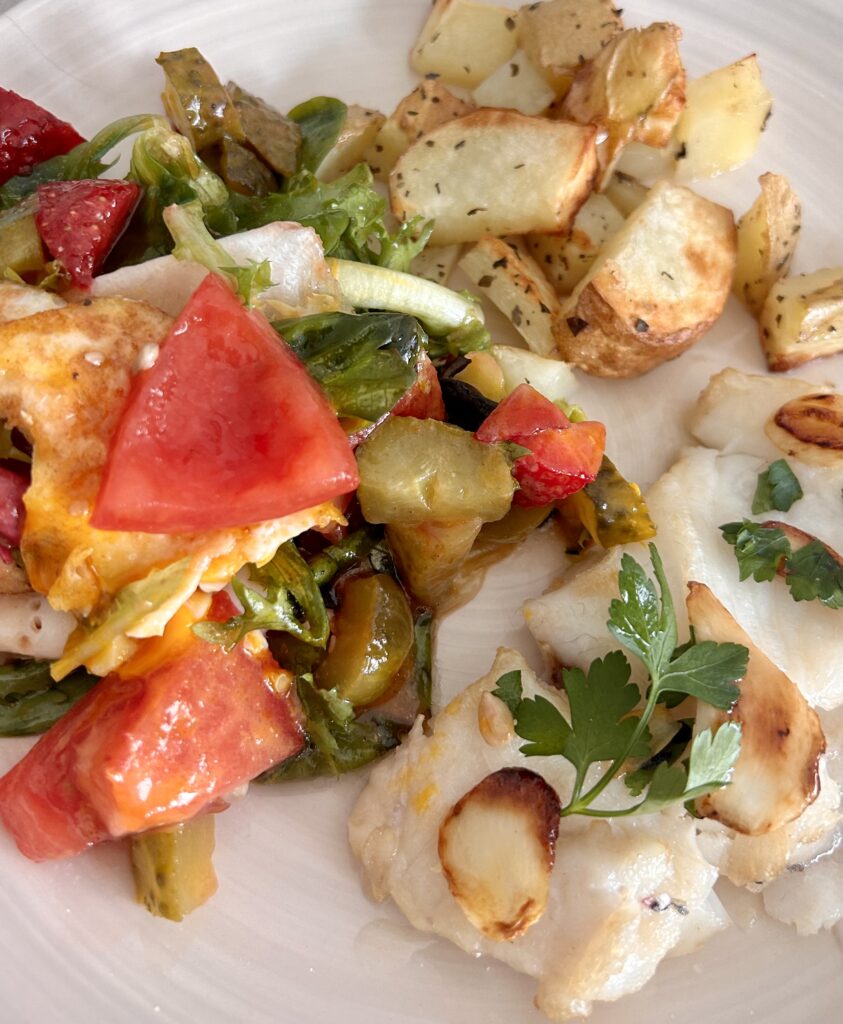 Merluza con patatas al horno y ensalada
