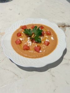 Gazpacho de sandía con feta y yogur
