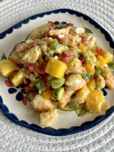 Salpicón de langostinos con mango, aguacate, cebolla y pimientos