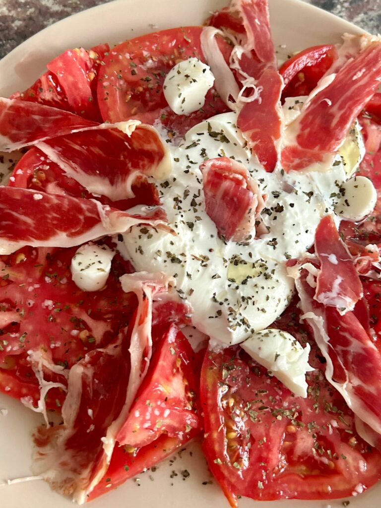 Ensalada de tomate, burrata y jamón