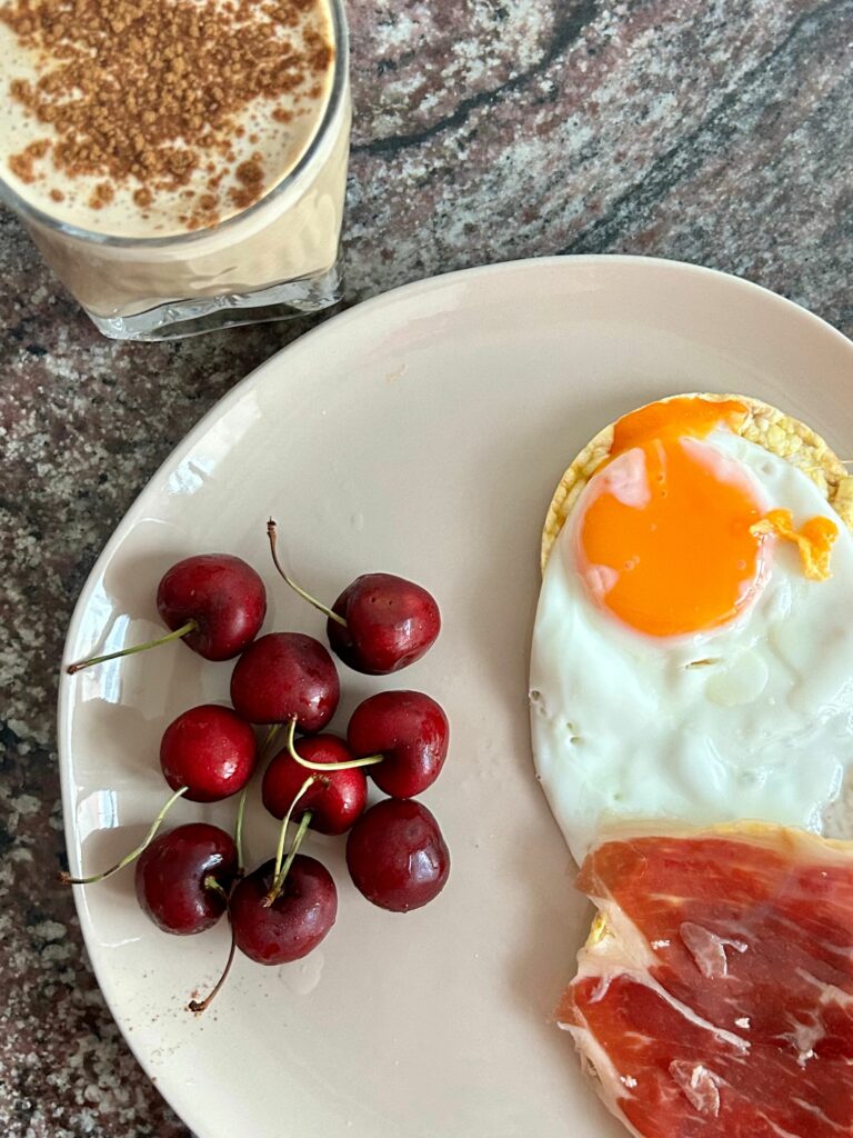 Tostada con huevo, jamón y cerezas