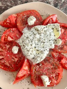 Ensalada de tomate y burrata