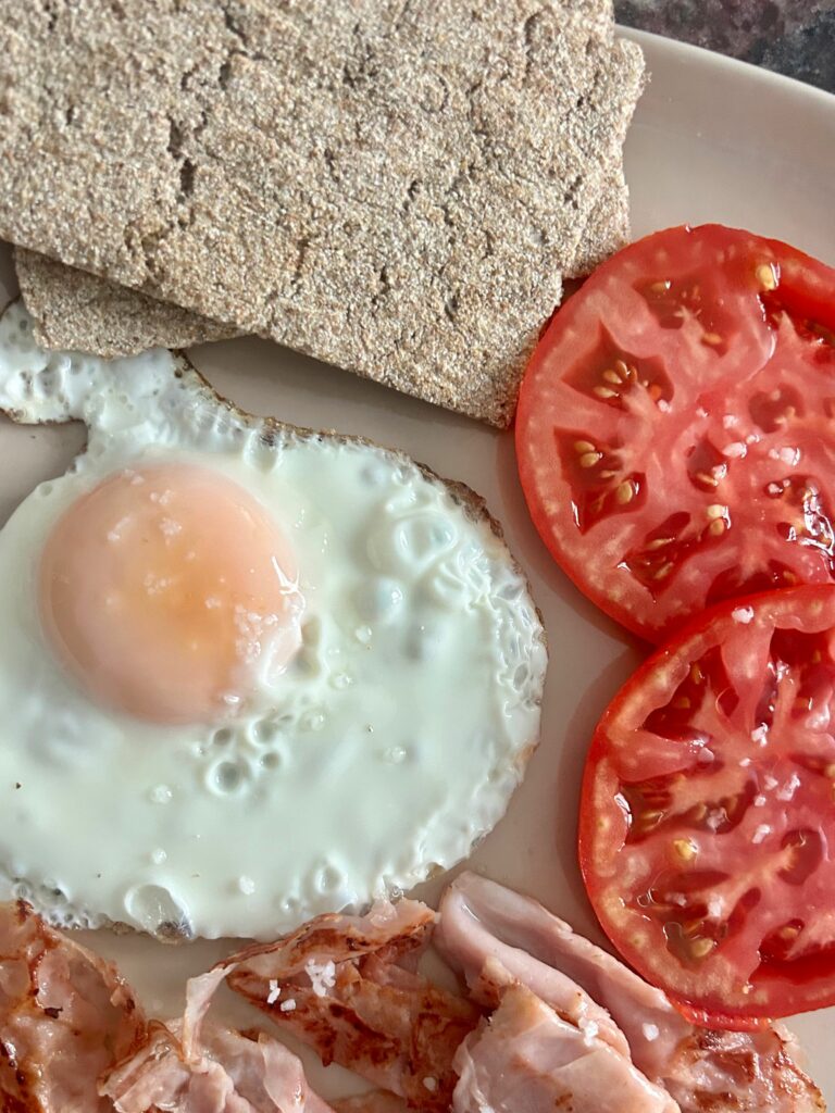 Tostada con huevo, tomate y jamón cocido