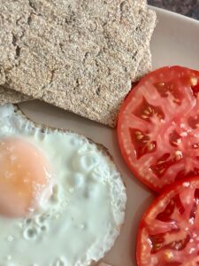 Tostada con huevo y tomate
