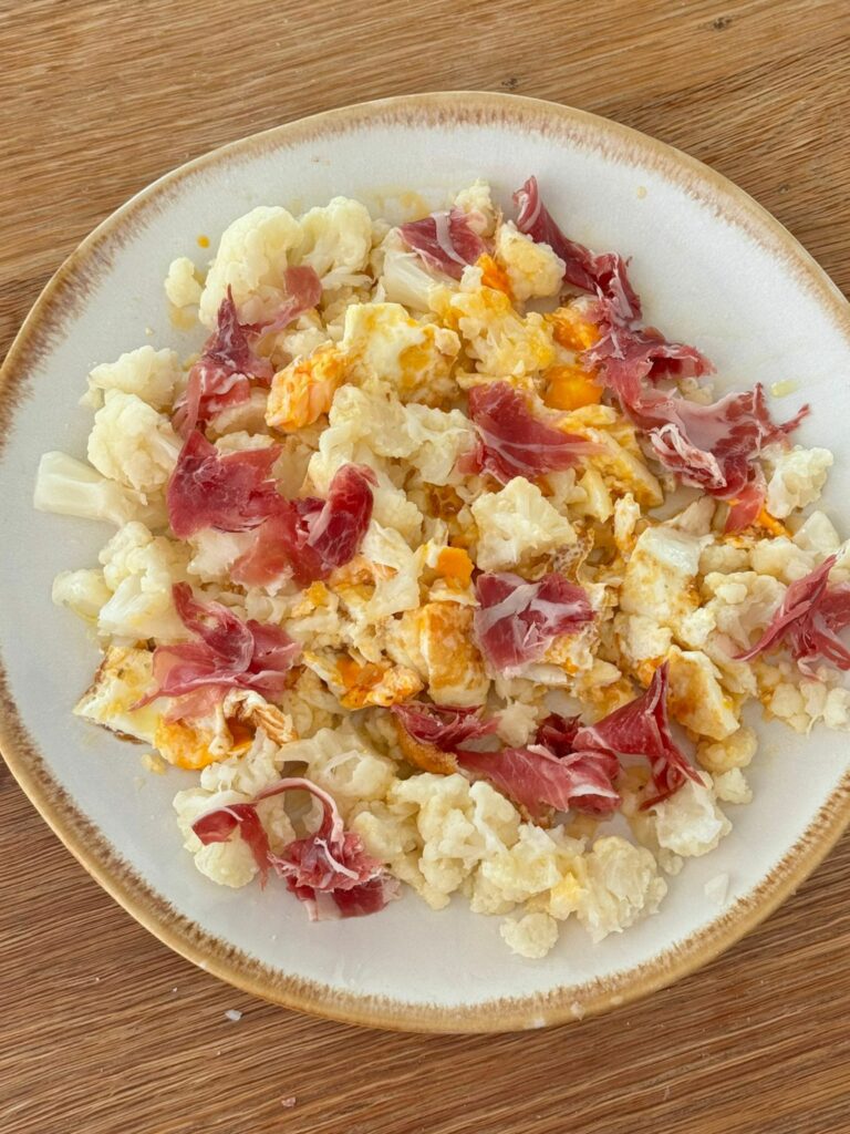 Coliflor hervida con huevo a la plancha y jamón