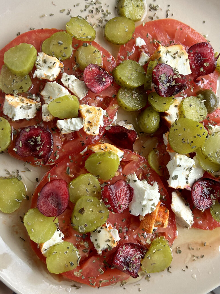Ensalada de tomate, queso fresco, pepinillos, cerezas y boniato