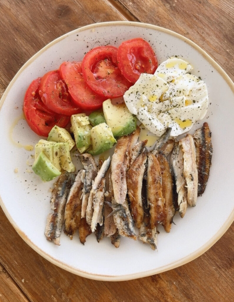 Boquerones con tomate, aguacate y huevo