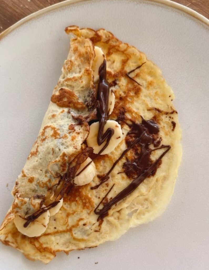 Tortita rellena de plátano y chocolate