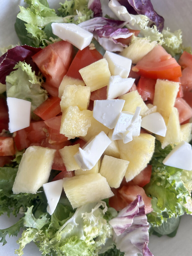 Ensalada de lechuga, tomate, piña y queso fresco