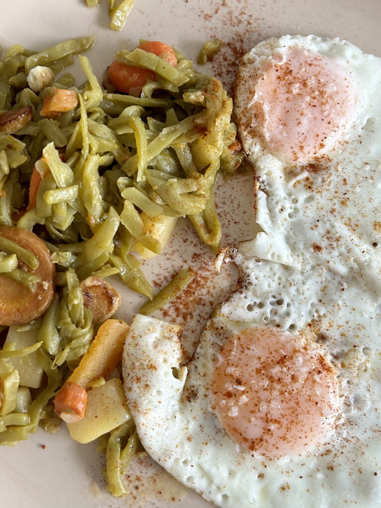 Huevos a la plancha con judías verdes y zanahoria