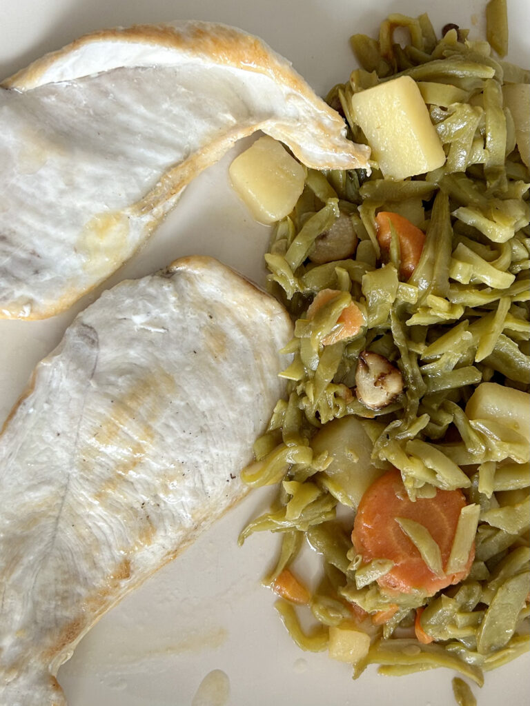 Pechugas de pollo a la plancha con judías verdes y zanahoria