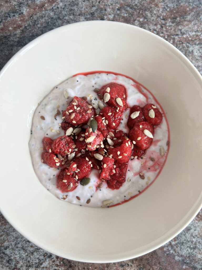 Yogur con frambuesas o arándanos