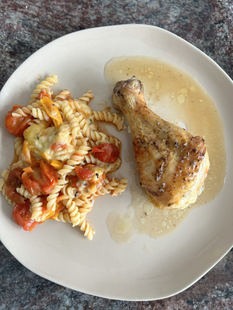 Pollo asado con limón y pasta de legumbre con tomates cherry