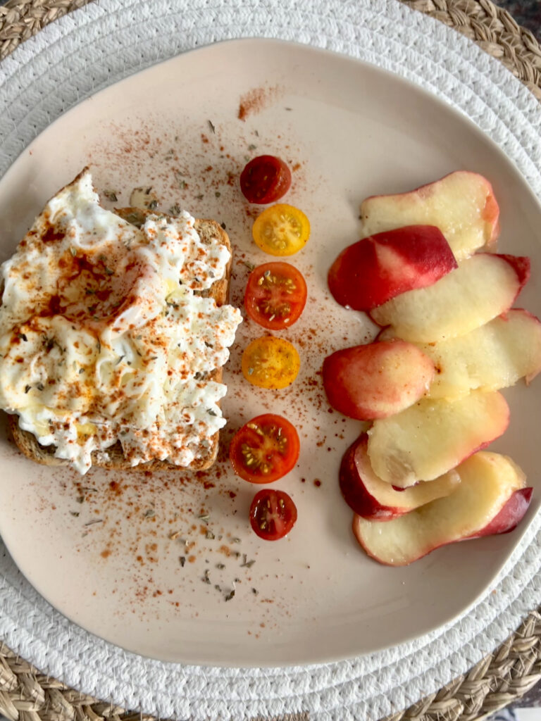 Tostada con huevo, tomates cherry y paraguayo