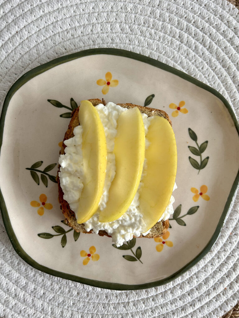 Tostada con queso cottage y manzana