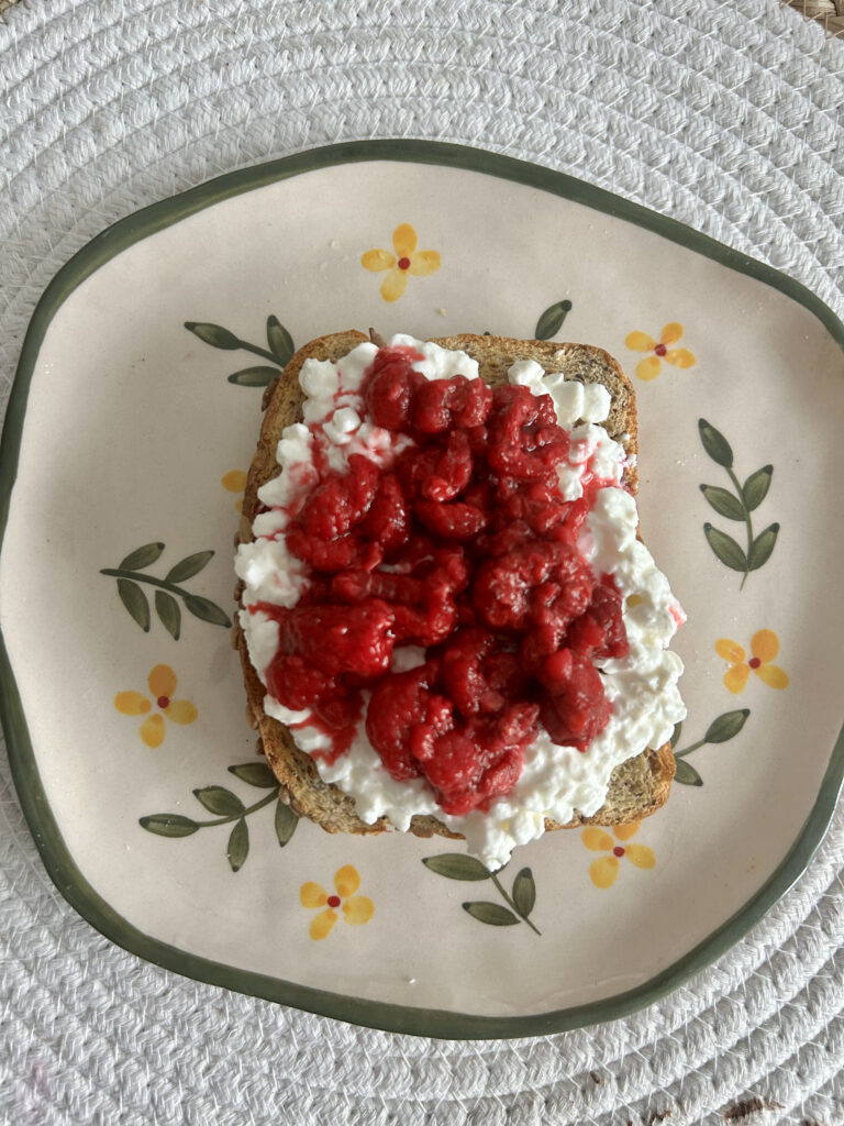 Tostada de queso cottage y frambuesas