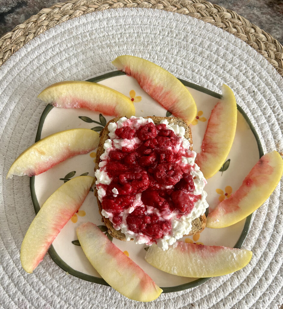 Tostada de queso cottage con frambuesas y manzana