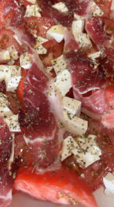Ensalada de tomate con jamón y queso fresco
