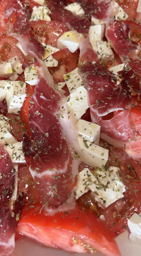 Ensalada de tomate con jamón y queso fresco