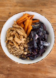 Ensalada con pavo, lombarda, boniato y quinoa