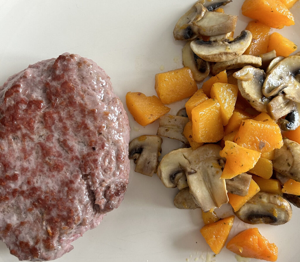 Hamburguesa de ternera con calabaza, champiñones y boniato