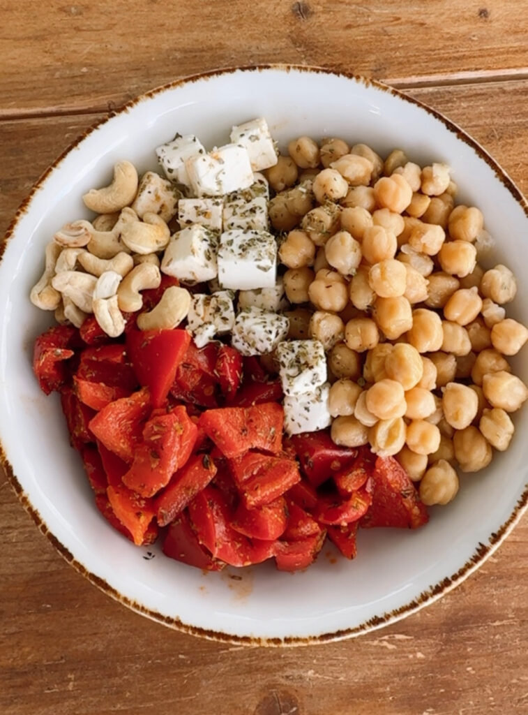 Ensalada de garbanzos, pimiento rojo, queso feta y anacardos