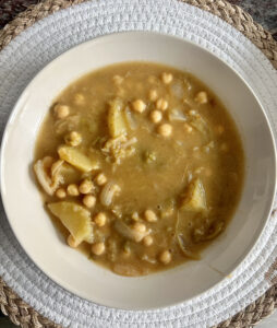 Guiso de garbanzos con cebolla, puerro y zanahoria