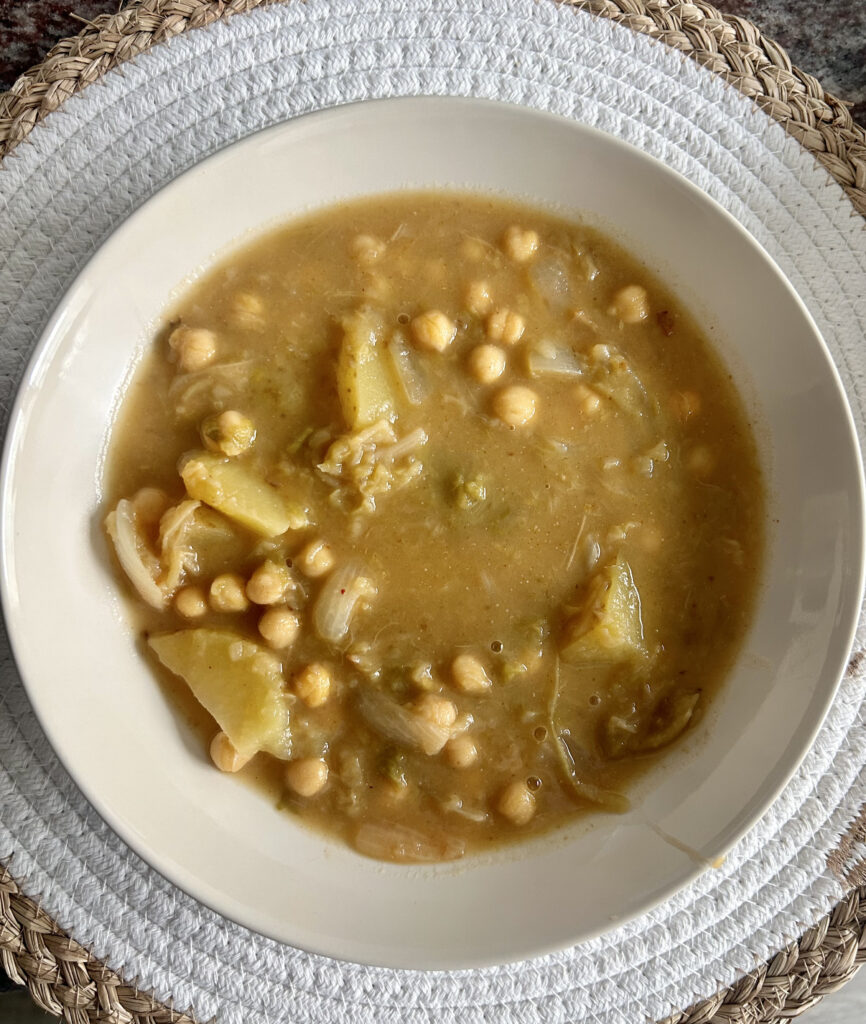 Guiso de garbanzos con cebolla, puerro y zanahoria